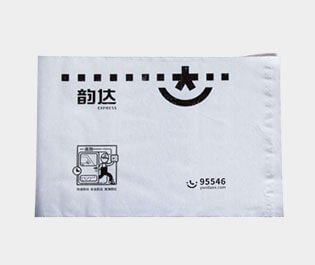塑料快遞袋使用較多的是用聚乙烯材料做成,具有成本低,使用方便,防水性能好的特點。多用于運送文件、單據、資料、貨物等所包裝用的袋子。又稱為速遞袋、郵寄袋、快遞打包袋。體輕,富有彈性,有良好的抗沖擊性,無毒、無味、防潮、耐腐蝕,環保性較強,并且回收力度較大。