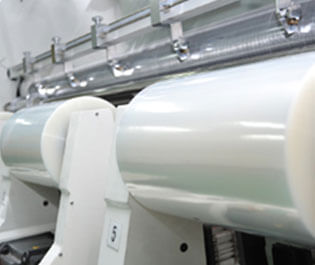 多層高阻隔膜是由多層共擠吹膜機利用不同塑料材料阻隔性能和相差迥異共擠出的薄膜。不同的塑料材料阻隔的性能相差迥異,共擠薄膜可將各種功能不同的塑料共擠復合成一張薄膜,達到對氧氣、水、二氧化碳、氣味等高阻隔的效果。此外,耐油、耐潮濕、耐120℃的高溫蒸煮、耐低溫冷凍、保質、保鮮、保氣味。可用于真空包裝、無菌包裝、充氣包裝;