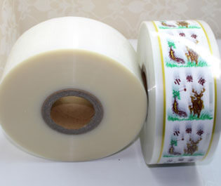 "食品復合膜是由PE等薄膜材料符合而成, 廣泛適用于包裝、食品、藥品等產品,具有環保、無臭無異味、熱封性能好、阻隔性好、遮光性強、耐油、強度高等特點。"
