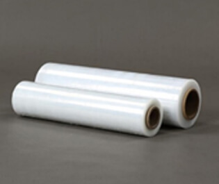 "牧草膜青貯優點: 1、投資少,見效快,綜合效益高。 2、青貯質量好,粗蛋白含量高,粗纖維含量低,消化率高,適口性好,氣味芳香,大幅度提高牲畜肉、奶的品質和產量。 3、損失浪費極少,霉變損失和飼喂損失均大大減少。 4、儲存保鮮期長。 5、不受季節、日曬、降雨和地下水的影響,可在露天堆放 6、儲存方便,取飼方便。 7、利于運輸和商品化,廢舊的拉伸膜可循環再利用,環保無污染,無液體滲漏到地下。"