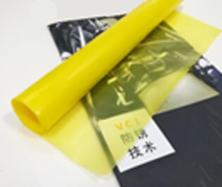 本公司采用三層共擠吹膜機,由內層模體、中層模體、外層膜體組成,分別將三層共擠的膜體配方進行配比,配三種不同屬性的合金擠出機,配套合適的高精度模具和德系風環,均勻混合擠出,一次性吹制的薄膜。本公司設備吹制的防銹膜在不破損的情況下,使用壽命長,防銹能力強,成本低等特點。