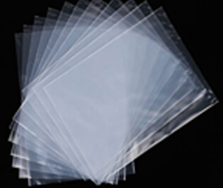 藥用聚乙烯袋因其優良的耐低溫性能及良好的化學穩定性和電絕緣等性能,被廣泛應用于原料藥粉、食品粉末、化工粉料的轉運和暫存。此外,在食品行業中,還可以與紙板、鋁箔共同組成食品的包裝容器,主要阻隔液體滲漏和微生物侵襲的作用。