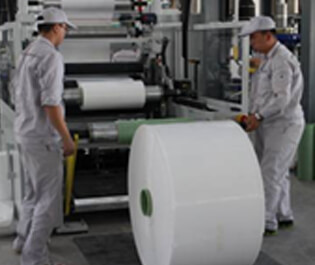 "FFS重包裝袋為制袋(Film)—裝料(Fill)—封口(Seal)一體化的縮寫,是歐洲新發展起來的一種高速包裝技術,包裝效率高且成本低,是包裝行業內里的高科技產品。相比塑編袋,其原料配比獨特,性能優越環保,設備裝置先進,便于回收利用,符合國際通用的第四類環保包裝材料要求。耐撕裂、防粘連、抗靜電、抗氧化、高光澤度。 "