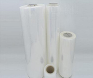 熱收縮膜用于各種產品的銷售和運輸,其主要作用是穩固、遮蓋和保護產品。收縮膜必須具有較高的耐穿刺性,良好的收縮性和一定的收縮應力。在收縮過程中,薄膜不能產生孔洞。由于收縮膜經常適用于室外,因此需要加入UV抗紫外線劑。